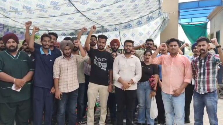 ਰਾਮਪੁਰਾ ਫੂਲ ਦੇ ਵੈਟਰਨਰੀ ਕਾਲਜ ਅੱਗੇ ਵਿਦਿਆਰਥੀਆਂ ਦਾ ਪ੍ਰਦਰਸ਼ਨ; ਡਿਗਰੀਆਂ ਦੀ ਮੰਗ ਨੂੰ ਲੈ ਕੇ ਕੀਤੀ ਨਾਅਰੇਬਾਜ਼ੀ; ਮਸਲਾ ਛੇਤੀ ਹੱਲ ਨਾ ਹੋਣ ਤੇ ਸੰਘਰਸ਼ ਤੇਜ਼ ਕਰਨ ਦੀ ਚਿਤਾਵਨੀ