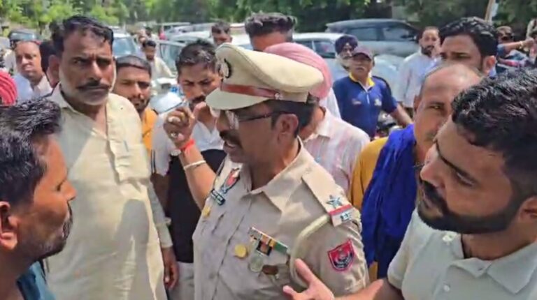 ਬਠਿੰਡਾ ਦੇ ਮਿੰਨੀ ਸੈਕਟਰੀਏਟ ਨੇੜੇ ਨੌਜਵਾਨ ’ਤੇ ਹਮਲਾ; ਪੇਚਕਸ਼ ਨਾਲ ਹਮਲਾ ਕਰ ਕੇ ਕੀਤਾ ਗੰਭੀਰ ਜ਼ਖਮੀ; ਪ੍ਰੇਮ ਵਿਆਹ ਤੋਂ ਬਾਅਦ ਪਤਨੀ ਸਮੇਤ ਪਹੁੰਚਿਆ ਸੀ ਅਦਾਲਤ