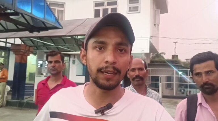 ਪਠਾਨਕੋਟ ਵਿਖੇ ਪੈਟਰੋਲ ਪੰਪ ’ਤੇ ਲੋਕਾਂ ਕੀਤਾ ਹੰਗਾਮਾ;  ਪੰਪ ਦੇ ਕਰਿੰਦਿਆਂ ’ਤੇ ਤੇਲ ਘੱਟ ਪਾਉਣ ਦੇ ਲਾਏ ਇਲਜ਼ਾਮ; ਪਟਰੋਲ ਪੁਆਉਣ ਬਾਅਦ ਕੁੱਝ ਦੂਰੀ ’ਤੇ ਮੁੱਕਿਆ ਤੇਲ