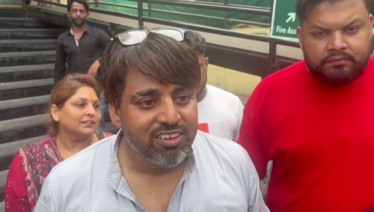 ਜਲੰਧਰ ਦੇ ਡੀ-ਮਾਰਟ ਅੰਦਰ ਦੋ ਧਿਰਾਂ ਵਿਚਾਲੇ ਝਗੜਾ; ਮਾਲ ਦੇ ਕਰਮਚਾਰੀ ਤੇ ਗ੍ਰਾਹਕ ਵਿਚਾਲੇ ਹੋਈ ਹੱਥੋਪਾਈ; ਘਟਨਾ ਦੀ ਵੀਡੀਓ ਸ਼ੋਸ਼ਲ ਮੀਡੀਆ ’ਤੇ ਹੋਈ ਵਾਇਰਲ