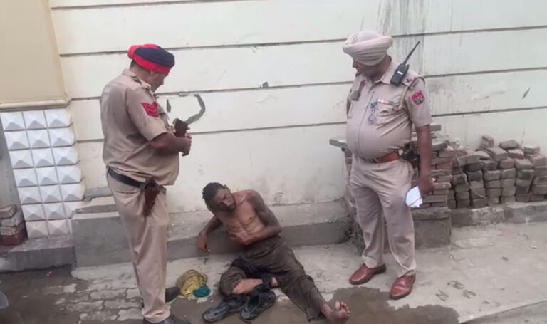 ਫਿਰੋਜ਼ਪੁਰ ਦੇ ਕਸੂਰੀ ਗੇਟ ਦੇ ਕੋਲ ਲੋਕਾ ਹੱਥੇ ਚੜ੍ਹਿਆ ਚੋਰ/  ਛਿੱਤਰ ਪਰੇਡ ਤੋਂ ਬਾਦ ਕੀਤਾ ਪੁਲਿਸ ਹਵਾਲੇ