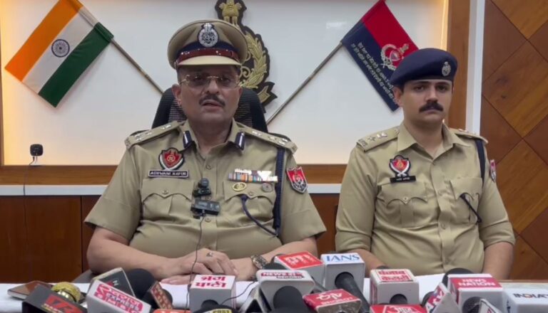 ਅਦਾਕਾਰ ਤਾਨੀਆ ਦੇ ਪਿਤਾ ਦਾ ਹਾਲ ਜਾਣਨ ਪਹੁੰਚੇ ਪੁਲਿਸ ਅਧਿਕਾਰੀ/ ਡੀਆਈਜੀ ਫਰੀਦਕੋਟ ਤੇ ਐਸਐਸਪੀ ਮੋਗਾ ਨੇ ਜਾਣਿਆ ਸਿਹਤ ਦਾ ਹਾਲ/ ਪਰਿਵਾਰਕ ਮੈਂਬਰਾਂ ਨੂੰ ਮਿਲ ਕੇ ਦਿੱਤਾ ਬਣਦੀ ਸੁਰੱਖਿਆ ਦਾ ਭਰੋਸਾ