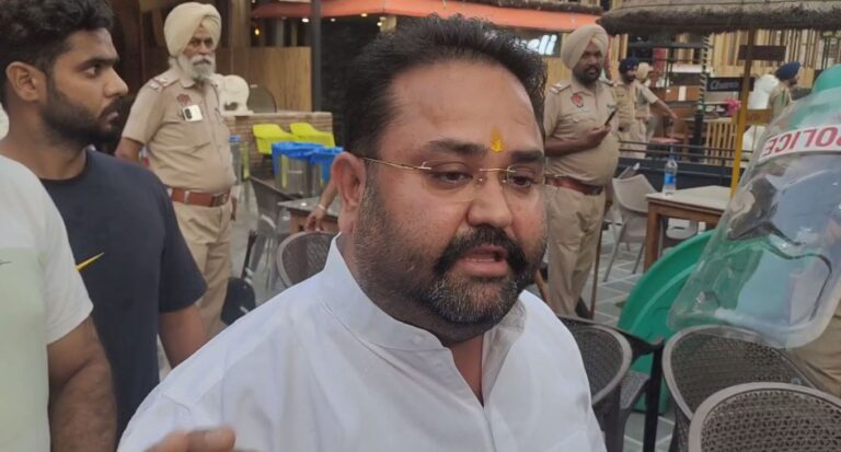 ਫਰੀਦਕੋਟ ’ਚ ਮਸ਼ਹੂਰ ਹੋਟਲ ’ਤੇ ਚੱਲਿਆ ਪੀਲਾ ਪੰਜਾ/ ਪ੍ਰਸ਼ਾਸਨ ਨੇ ਨਾਜਾਇਜ਼ ਉਸਾਰੀ ਦਸਦਿਆਂ ਕੀਤਾ ਢਹਿ-ਢੇਰੀ/ ਹੋਟਲ ਮਾਲਕ ਨੇ ਕਾਰਵਾਈ ਨੂੰ ਦੱਸਿਆ ਸਿਆਸੀ ਰੰਜ਼ਿਸ਼ ਦਾ ਹਿੱਸਾ