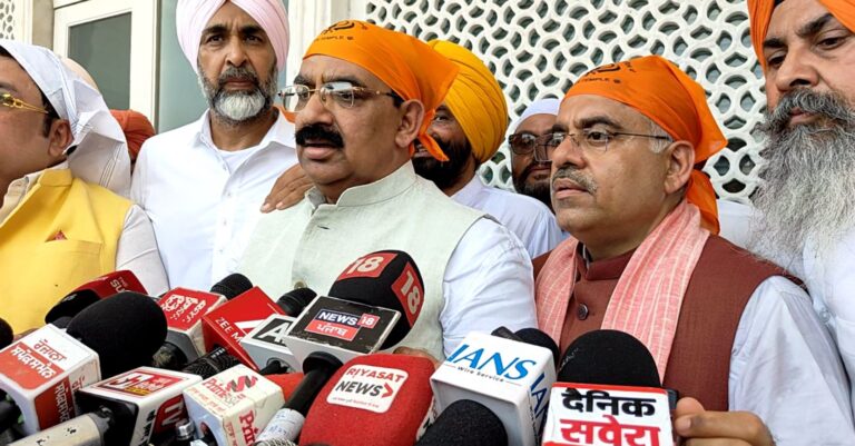 ਸ੍ਰੀ ਦਰਬਾਰ ਸਾਹਿਬ ਵਿਖੇ ਨਤਮਸਤਕ ਹੋਏ ਪੰਜਾਬ ਭਾਜਪਾ ਆਗੂ; ਅਸ਼ਵਨੀ ਸ਼ਰਮਾ, ਸ਼ਵੇਤ ਮਲਿਕ ਸਮੇਤ ਦਿਗਜ਼ ਆਗੂ ਰਹੇ ਮੌਜੂਦ; ਗੁਰੂ ਘਰ ਮੱਥਾ ਟੇਕ ਕੇ ਸਰਬੱਤ ਦੇ ਭਲੇ ਦੀ ਕੀਤੀ ਅਰਦਾਸ