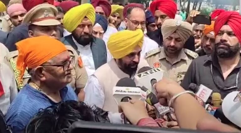 ਪੰਜ ਤੱਤਾਂ ’ਚ ਵਿਲੀਨ ਹੋਏ ਬਜ਼ੁਰਗ ਦੌੜਾਕ ਫੌਜਾ ਸਿੰਘ; ਪਿੰਡ ਬਿਆਸ ਵਿਖੇ ਸਰਕਾਰੀ ਸਨਮਾਨ ਨਾਲ ਅੰਤਮ ਸਸਕਾਰ; ਪੁਲਿਸ ਦੀ ਟੁਕੜੀ ਨੇ ਦਿੱਤੀ ਸਲਾਮੀ; ਮੁੱਖ ਮੰਤਰੀ ਮਾਨ ਤੇ ਰਾਜਪਾਲ ਕਟਾਰੀਆ ਵੱਲੋਂ ਸ਼ਰਧਾਂਜਲੀ