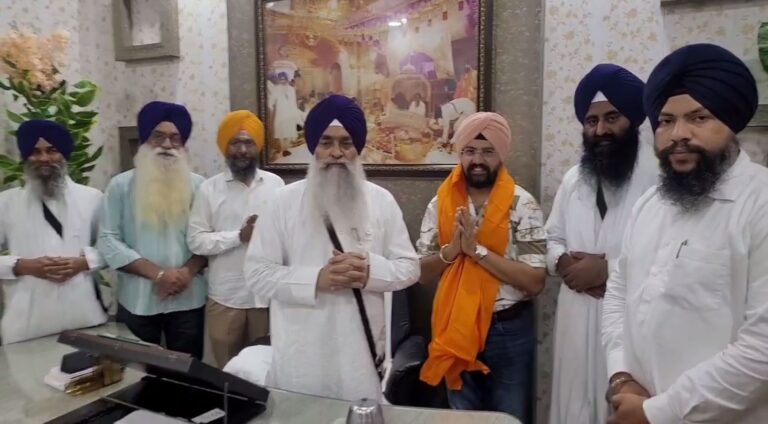 ਗਿ. ਰਘਬੀਰ ਸਿੰਘ ਵੱਲੋਂ ਸਮਾਜ ਸੇਵੀ ਹਰਮੀਤ ਸਲੂਜਾ ਦਾ ਸਨਮਾਨ; ਸ਼ਿਕਾਂਗੋ ਯੂਨੀਵਰਸਿਟੀ ਵੱਲੋਂ ਡਾਕਟਰੇਟ ਮਿਲਣ ਦਾ ਕੀਤਾ ਸਵਾਗਤ