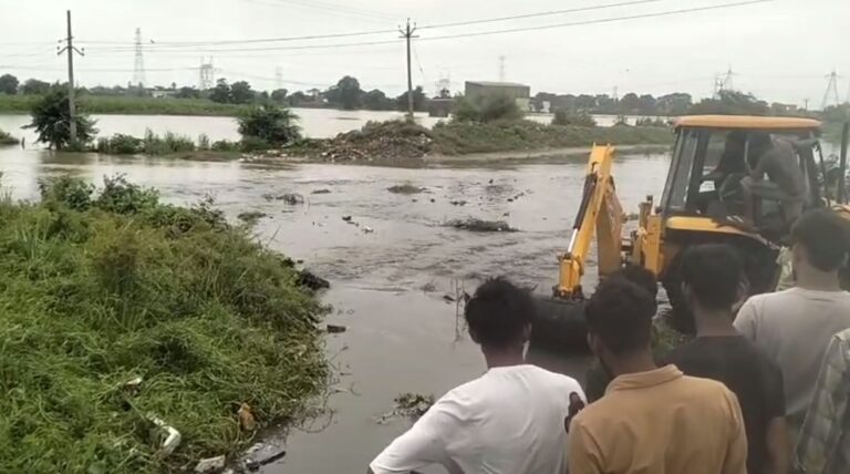 ਮੋਗਾ ਦੇ ਹਰਗੋਬਿੰਦ ਨਗਰ ਵਾਸੀਆਂ ਦਾ ਪਾਣੀ ਦੀ ਨਿਕਾਸੀ ਖਿਲਾਫ ਧਰਨਾ; ਡਰੇਨ ਦੇ ਪਾਣੀ ਕਾਰਨ ਹੋ ਰਹੇ ਨੁਕਸਾਨ ਨੂੰ ਲੈ ਕੇ ਕੀਤੀ ਨਾਅਰੇਬਾਜ਼ੀ; ਨਗਰ ਨਿਗਮ ਤੇ ਡਰੇਨ ਦੀ ਸਫਾਈ ਨਾ ਕਰਨ ਦੇ ਇਲਜ਼ਾਮ