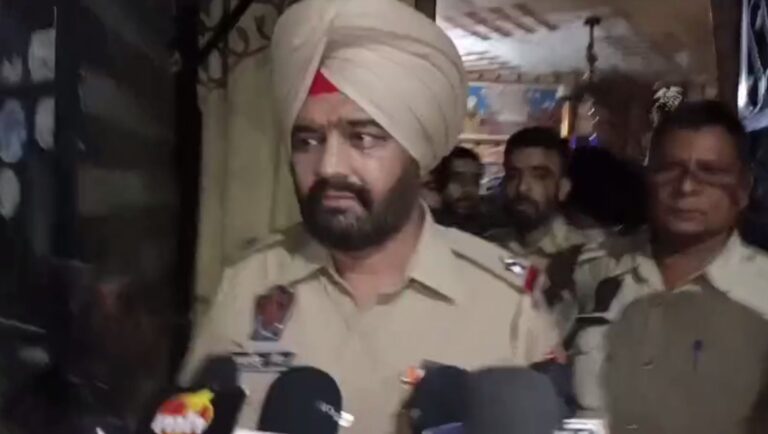 ਲੁਧਿਆਣਾ ਦੇ ਤਾਜਪੁਰ ਰੋਡ ਇਲਾਕੇ ’ਚ ਗੁੰਡਗਰਦੀ ਦਾ ਨੰਗਾ ਨਾਚ; ਰੰਜ਼ਿਸ਼ ਤਹਿਤ 25-30 ਨੌਜਵਾਨਾਂ ਨੇ ਘਰ ’ਤੇ ਕੀਤਾ ਹਮਲਾ; ਘਟਨਾ ਸੀਸੀਟੀਵੀ ’ਚ ਕੈਦ, ਪੁਲਿਸ ਕਰ ਰਹੀ ਜਾਂਚ