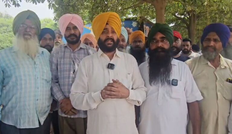 ਖਰੜ ਦੇ ਪਿੰਡ ਖੁੰਨੀ ਮਾਜਰਾ ਦੇ ਲੋਕਾਂ ਦੇ ਨਗਰ ਕੌਂਸਲ ਖਿਲਾਫ ਫੁੱਟਿਆ ਗੁੱਸਾ; ਸੜਕਾਂ ਦੀ ਮੰਦੀ ਹਾਲਤ ਨੂੰ ਲੈ ਕੇ ਨਗਰ ਕੌਂਸਲ ਖਿਲਾਫ਼ ਕੀਤਾ ਪ੍ਰਦਰਸ਼ਨ; ਪਿੰਡ ਦੀ ਕਰੋੜਾਂ ਰੁਪਏ ਦੀ ਜ਼ਮੀਨ ਹੜੱਪਣ ਦੇ ਬਾਵਜੂਦ ਨਹੀਂ ਕੀਤਾ ਵਿਕਾਸ