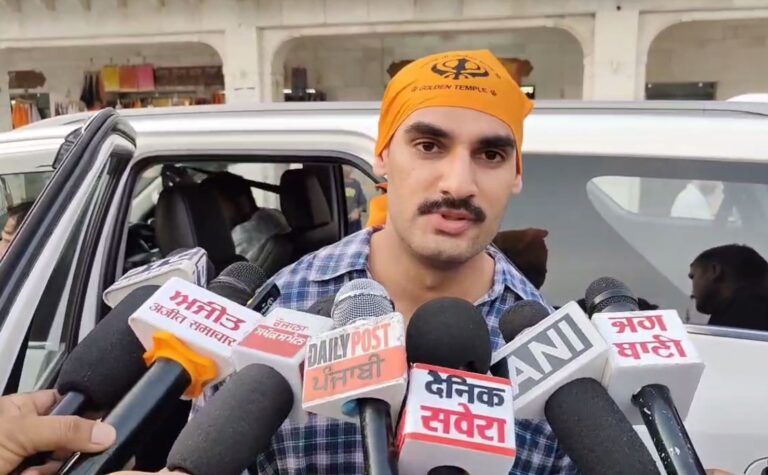 ਸ੍ਰੀ ਦਰਬਾਰ ਸਾਹਿਬ ਵਿਖੇ ਨਤਮਸਤਕ ਹੋਏ ਅਦਾਕਾਰ ਅਹਾਨ ਸ਼ੈਟੀ;  ਫਿਲਮ ਬਾਰਡਰ-2 ਦੀ ਸ਼ੂਟਿੰਗ ਤੋਂ ਬਾਅਦ ਗੁਰੂ ਘਰ ਟੇਕਿਆ ਮੱਥਾ