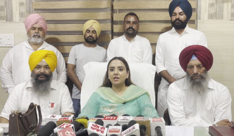 ਮੋਗਾ ਦੇ ਵਿਧਾਇਕ ਵੱਲੋਂ ਹਾਦਸਾ ਪੀੜਤਾ ਨੂੰ ਸਹਾਇਤਾ ਰਾਸ਼ੀ ਦੇ ਚੈੱਕ; ਪਰਿਵਾਰਾਂ ਨੇ ਪੰਜਾਬ ਸਰਕਾਰ ਤੇ ਵਿਧਾਇਕ ਦਾ ਕੀਤਾ ਧੰਨਵਾਦ