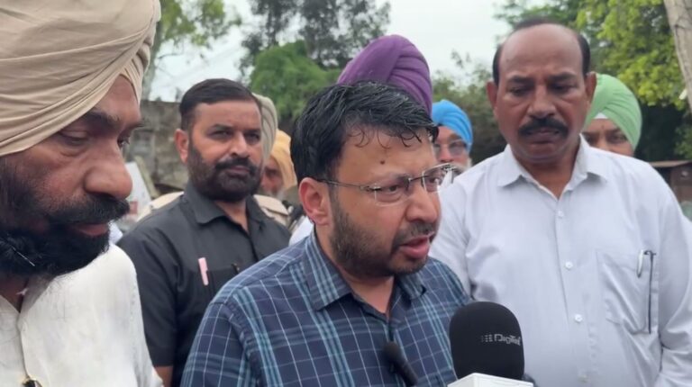 ਮੋਰਿੰਡਾ ਸ਼ਹਿਰ ਦਾ ਦੌਰਾ ਕਰਨ ਪਹੁੰਚੇ ਮੰਤਰੀ ਡਾ. ਰਵਜੋਤ ਸਿੰਘ; ਸ਼ਹਿਰ ਅੰਦਰ ਲਟਕ ਰਹੇ ਸੀਵਰੇਜ ਦੇ ਕੰਮ ਦਾ ਲਿਆ ਜਾਇਜ਼ਾ; ਅਧਿਕਾਰੀਆਂ ਨੂੰ ਇਕ ਮਹੀਨੇ ਅੰਦਰ  ਹਾਲਾਤ ਸੁਧਾਰਨ ਦੀ ਹਦਾਇਤ