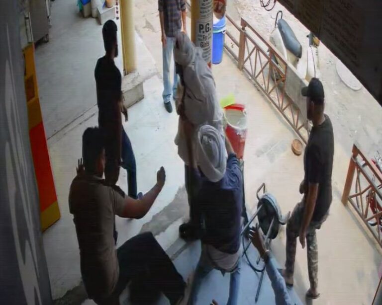 ਮੋਹਾਲੀ ਦੇ ਫੇਜ-10 ’ਚ ਸਿੱਖ ਪਿਉ-ਪੁੱਤਰ ’ਤੇ ਹਮਲਾ; ਦੁਕਾਨ ਅੰਦਰ ਵੜ ਕੇ ਕੀਤੀ ਖਿੱਚ-ਧੂਹ ਤੇ ਕੁੱਟਮਾਰ; ਘਟਨਾ ਦੀ ਸੀਸੀਟੀਵੀ ’ਚ ਕੈਦ, ਪੁਲਿਸ ਨੇ ਦਰਜ ਕੀਤਾ ਕੇਸ