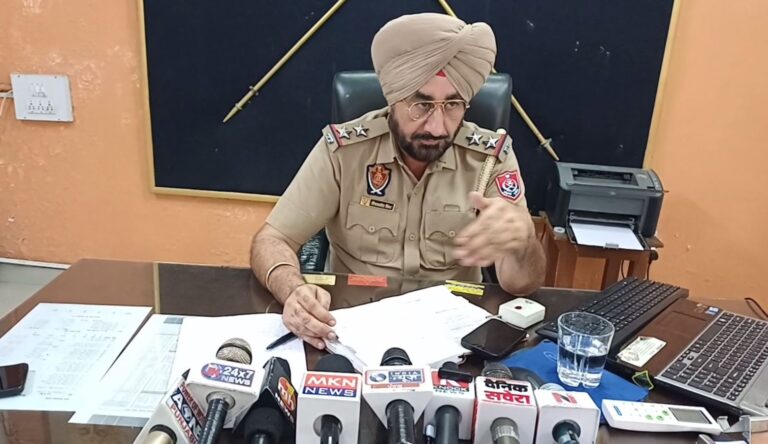 ਫਤਹਿਗੜ੍ਹ ਸਾਹਿਬ ਅਦਾਲਤ ਦੇ ਬਾਹਰ ਪਿਉ-ਧੀ ’ਤੇ ਜਾਨਲੇਵਾ ਹਮਲਾ/ ਘਰੇਲੂ ਝਗੜੇ ਦੀ ਤਰੀਕ ਭੁਗਤਣ ਆਇਆ ਨੂੰ ਬਣਾਇਆ ਨਿਸ਼ਾਨਾ/ ਪੁਲਿਸ ਨੇ ਹਮਲਾਵਰ ਜਵਾਈ ਨੂੰ ਗ੍ਰਿਫਤਾਰ ਕਰ ਕੇ ਕਾਰਵਾਈ ਕੀਤੀ ਸ਼ੁਰੂ