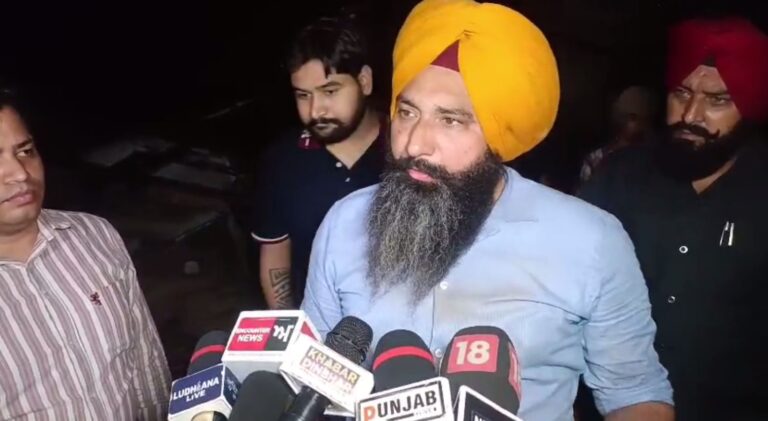 ਲੁਧਿਆਣਾ ਜ਼ਮੀਨੀ ਵਿਵਾਦ ਨੂੰ ਲੈ ਕੇ ਆਹਮੋ-ਸਾਹਮਣੇ ਦੋ ਧਿਰਾਂ/ ਪੁਲਿਸ ਸੁਰੱਖਿਆ ਹੇਠ ਇਮਾਰਤ ਢਾਹੁਣ ਦੇ ਲੱਗੇ ਇਲਜ਼ਾਮ