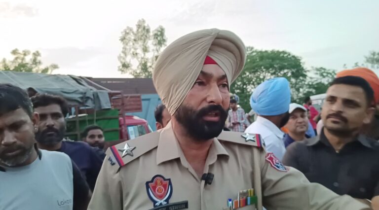 ਗੁਰਦਾਸਪੁਰ ’ਚ ਬਿਜਲੀ ਕੱਟਾਂ ਖਿਲਾਫ਼ ਸੜਕ ’ਤੇ ਉਤਰੇ ਲੋਕ/ ਨੈਸ਼ਨਲ ਹਾਈਵੇ ਜਾਮ ਕਰ ਕੇ ਬਿਜਲੀ ਵਿਭਾਗ ਖਿਲਾਫ਼ ਪ੍ਰਦਰਸ਼ਨ/ ਪੁਲਿਸ ਅਧਿਕਾਰੀ ਦੇ ਭਰੋਸੇ ਤੋਂ ਬਾਅਦ ਚੁੱਕਿਆ ਜਾਮ