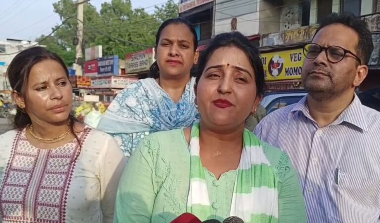 ਪਠਾਨਕੋਟ ’ਚ ਬਾਲ ਸੁਰੱਖਿਆ ਵਿਭਾਗ ਦੀ ਭਿਖਾਰੀਆਂ ’ਤੇ ਰੇਡ;  ਭੀਖ ਮੰਗ ਰਹੀ ਇਕ ਬੱਚੀ ਨੂੰ ਰਿਸ਼ਤੇਦਾਰ ਸਮੇਤ ਕੀਤਾ ਕਾਬੂ