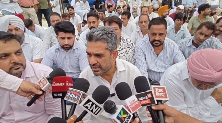 ਜਲੰਧਰ ਨਗਰ ਨਿਗਮ ਦੇ ਬਾਹਰ ਕਾਂਗਰਸ ਦਾ ਪ੍ਰਦਰਸ਼ਨ; ਵਿਧਾਇਕ ਹੈਨਰੀ ਨੇ ਸਰਕਾਰ ਵੱਲ ਸਾਧੇ ਨਿਸ਼ਾਨੇ; ਨਗਰ ਨਿਗਮ ਖਿਲਾਫ ਕੀਤੀ ਨਾਅਰੇਬਾਜ਼ੀ