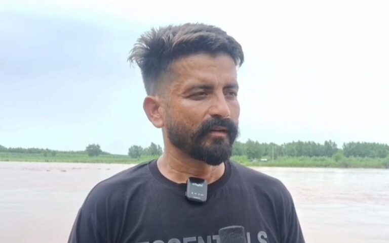 ਗੁਰਦਾਸਪੁਰ ਦੇ ਰਾਵੀ ਦਰਿਆ ਪਾਰਲੇ 7 ਪਿੰਡਾਂ ਦੀਆਂ ਵਧੀਆਂ ਮੁਸ਼ਕਲਾਂ; ਪਾਣੀ ਵਧਣ ਕਾਰਨ ਪਾਰ ਜਾਣ ਦਾ ਇਕੋ-ਇਕ ਸਾਧਨ ਬੇੜੀ ਵੀ ਹੋਈ ਬੰਦ; ਰਾਵੀ ਦਰਿਆ ਤੇ ਪੱਕਾ ਪੁਲ ਬਣਾਉਣ ਦਾ ਕੀਤਾ ਵਾਅਦਾ ਪੂਰਾ ਕਰਨ ਦੀ ਮੰਗ