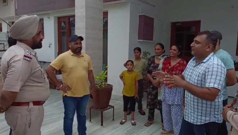 ਮਾਨਸਾ ਪੁਲਿਸ ਵੱਲੋਂ ਅਧਿਆਪਕਾ ਸਿੱਪੀ ਸ਼ਰਮਾ ਘਰ ਅੰਦਰ ਨਜ਼ਰਬੰਦ;  ਅਰਵਿੰਦ ਕੇਜਰੀਵਾਲ ਦੀ ਸੁਨਾਮ ਫੇਰੀ ਦੇ ਮੱਦੇਨਜ਼ਰ ਕੀਤਾ ਐਕਸ਼ਨ; ਮੰਗਾਂ ਵਿਸਾਰਨ ਬਦਲੇ ਕੇਜਰੀਵਾਲ ਦੇ ਰੱਖੜੀ ਬੰਨ੍ਹਣ ਦਾ ਕੀਤਾ ਸੀ ਐਲਾਨ