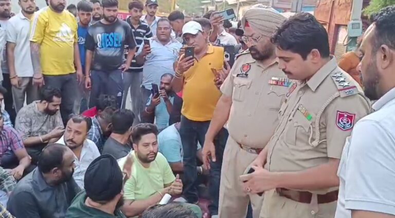 ਜਲੰਧਰ ’ਚ ਧਾਰਮਿਕ ਸਥਾਨ ਨੇੜੇ ਭਿੱੜੀਆਂ ਦੋ ਧਿਰਾਂ, ਵੀਡੀਓ ਵਾਇਰਲ/ ਕਾਰਵਾਈ ਲਈ ਪੁਲਿਸ ਸਟੇਸ਼ਨ ਦੇ ਬਾਹਰ ਧਰਨਾ