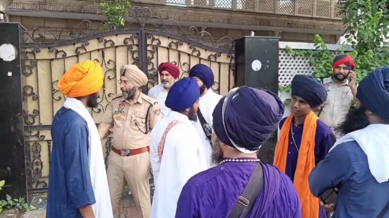 ਸਾਬਕਾ ਕੈਬਨਿਟ ਮੰਤਰੀ ਕੈਰੋਂ ਦੀ ਕੋਠੀ ਅੰਦਰ ਬੇਅਦਬੀ ਹੋਣ ਦਾ ਮਾਮਲਾ; ਸ਼੍ਰੋਮਣੀ ਕਮੇਟੀ ਮੁਲਾਜ਼ਮਾਂ ਨੇ ਗੁਰਦੁਆਰਾ ਸਾਹਿਬ ਪਹੁੰਚਾਇਆ ਪਾਵਨ ਸਰੂਪ; ਕੋਠੀ ਅੰਦਰ ਪਰਵਾਸੀਆਂ ਦੇ ਰਹਿਣ ਦੇ ਚਰਚੇ, ਪੁਲਿਸ ਪ੍ਰਸ਼ਾਸਨ ਨੇ ਜਾਂਚ ਆਰੰਭੀ