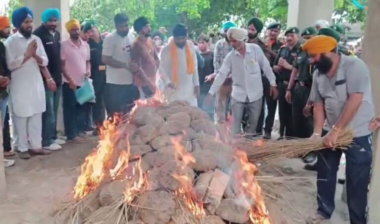ਸ਼ਹੀਦ ਪ੍ਰਿਤਪਾਲ ਸਿੰਘ ਦਾ ਸਰਕਾਰੀ ਸਨਮਾਨਾਂ ਨਾਲ ਅੰਤਮ ਸਸਕਾਰ; ਪਰਿਵਾਰ ਤੋਂ ਇਲਾਵਾ ਵੱਡੀ ਗਿਣਤੀ ਲੋਕਾਂ ਨੇ ਨਮ ਅੱਖਾਂ ਨਾਲ ਦਿੱਤੀ ਅੰਤਮ ਵਿਦਾਈ