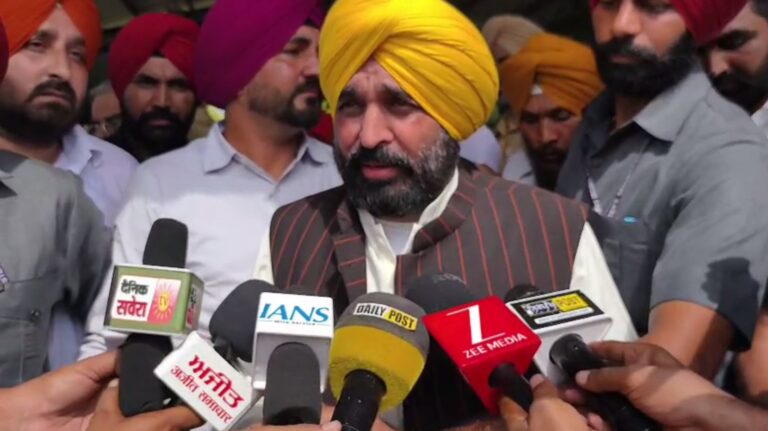 ਮੁੱਖ ਮੰਤਰੀ ਮਾਨ ਵੱਲੋਂ ਜੱਦੀ ਪਿੰਡ ਸਤੌਜ ਦਾ ਦੌਰਾ; ਪਿੰਡ ਵਾਸੀਆਂ ਨਾਲ ਮਿਲ ਕੇ ਕੀਤੀ ਗੱਲਬਾਤ; ਚੱਲ ਰਹੇ ਵਿਕਾਸ ਕੰਮਾਂ ਦਾ ਲਿਆ ਜਾਇਜ਼ਾ