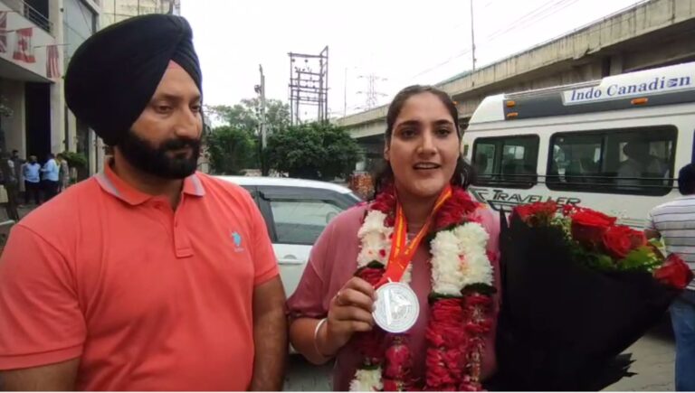 ਜਲੰਧਰ ਵਾਸੀ ਮਹਿਲਾ ਪੁਲਿਸ ਕਾਂਸਟੇਬਲ ਨੇ ਚਮਕਾਇਆ ਜ਼ਿਲ੍ਹੇ ਦਾ ਨਾਮ; ਵੀਅਤਨਾਮ ਵਿਖੇ ਹੋਈ ਏਸ਼ੀਅਨ ਚੈਂਪੀਅਨਸ਼ਿਪ ’ਚ ਕੀਤਾ ਸ਼ਾਨਦਾਰ ਪ੍ਰਦਰਸ਼ਨ; ਘਰ ਵਾਪਸੀ ’ਤੇ ਹੋਇਆ ਨਿੱਘਾ ਸਵਾਗਤ