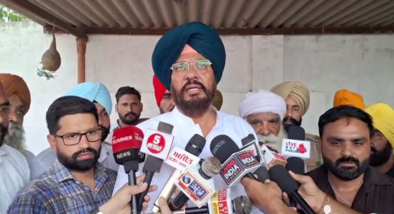 ਅਜਨਾਲਾ ’ਚ ਪੀੜਤ ਪਰਿਵਾਰ ਨੂੰ ਮਿਲੇ ਸਾਬਕਾ ਮੰਤਰੀ ਧਾਲੀਵਾਲ; ਮੈਡੀਕਲ ਸਟੋਰ ਮਾਲਕ ਦੇ ਕਤਲ ਨੂੰ ਦੱਸਿਆ ਅਤੀ ਘਿਨਾਉਣਾ ਅਪਰਾਧ; ਦੋਸ਼ੀਆਂ ਖਿਲਾਫ ਛੇਤੀ ਕਾਰਵਾਈ ਤੇ ਪਰਿਵਾਰ ਦੀ ਹਰ ਪੱਖੋਂ ਮਦਦ ਦਾ ਭਰੋਸਾ