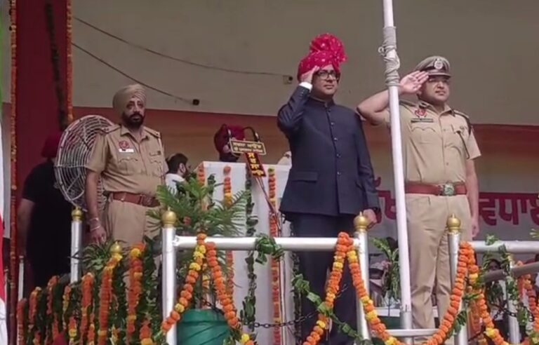 ਸ੍ਰੀ ਮੁਕਤਸਰ ਸਾਹਿਬ ਵਿਖੇ ਧੂਮਧਾਮ ਨਾਲ ਮਨਾਇਆ ਆਜ਼ਾਦੀ ਦਿਹਾੜਾ; ਡਿਪਟੀ ਕਮਿਸ਼ਨਰ ਅਭੀਜੀਤ ਕਪਿਲਿਸ਼ ਨੇ ਲਹਿਰਾਇਆ ਤਿਰੰਗਾ ਝੰਡਾ