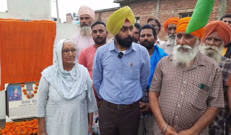 ਗੁਰਦਾਸਪੁਰ ’ਚ ਸ਼ਹੀਦ ਗੁਰਤੇਜ ਸਿੰਘ ਦੀ ਯਾਦ ’ਚ ਕੱਢਿਆ ਫਲੈਗ ਮਾਰਚ; ਚਾਰ ਅਤਿਵਾਦੀਆਂ ਨੂੰ ਮਾਰ ਕੇ ਸ਼ਹੀਦ ਹੋਏ ਸੀ ਗੁਰਤੇਜ ਸਿੰਘ