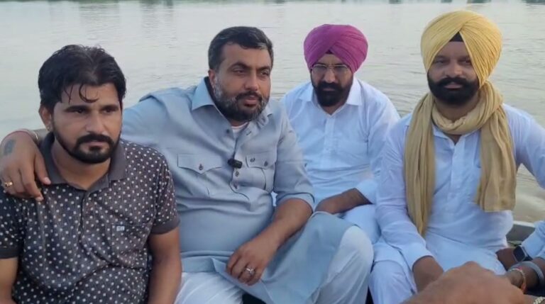 ਜਲਾਲਾਬਾਦ ਦੇ ਹੜ੍ਹ ਪੀੜਤ ਇਲਾਕੇ ਦਾ ਵਿਧਾਇਕ ਵੱਲੋਂ ਦੌਰਾ; ਖੁਦ ਬੇੜੀ ਚਲਾ ਕੇ ਪਾਰ ਕੀਤਾ ਸਤਲੁਜ ਦਰਿਆ; ਦਰਿਆ ਕੰਢੇ ਵੱਸੇ ਪਿੰਡਾਂ ਦਾ ਲੋਕਾਂ ਨੂੰ ਮਿਲ ਕੇ ਜਾਣਿਆ ਹਾਲ
