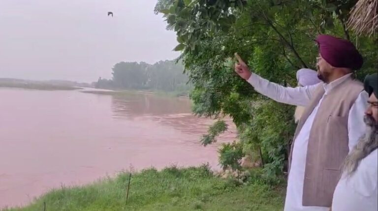 ਅੰਮ੍ਰਿਤਸਰ ’ਚ ਸਾਬਕਾ ਮੰਤਰੀ ਧਾਲੀਵਾਲ ਵੱਲੋਂ ਰਾਵੀ ਦਰਿਆ ਦਾ ਦੌਰਾ; ਹੜ੍ਹਾਂ ਨੂੰ ਲੈ ਕੇ ਕੀਤੇ ਅਗਾਊ ਪ੍ਰਬੰਧਾਂ ਦੀ ਕੀਤੀ ਸਮੀਖਿਆ; ਲੋਕਾਂ ਨੂੰ ਦਰਿਆਵਾਂ ਤੋਂ ਦੂਰ ਰਹਿਣ ਦੀ ਕੀਤੀ ਅਪੀਲ