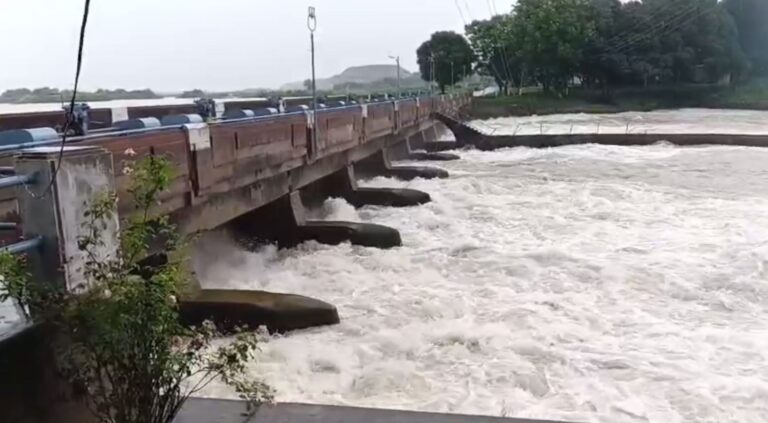 ਪਠਾਨਕੋਟ ਦੇ ਰਣਜੀਤ ਸਾਗਰ ਡੈਮ ’ਚ ਪਾਣੀ ਦਾ ਵਧਣਾ ਜਾਰੀ;  522 ਮੀਟਰ ਤਕ ਪਹੁੰਚਿਆ ਪਾਣੀ ਦਾ ਪੱਧਰ; 527 ਮੀਟਰ ’ਤੇ ਐ ਖਤਰੇ ਦਾ ਨਿਸ਼ਾਨ