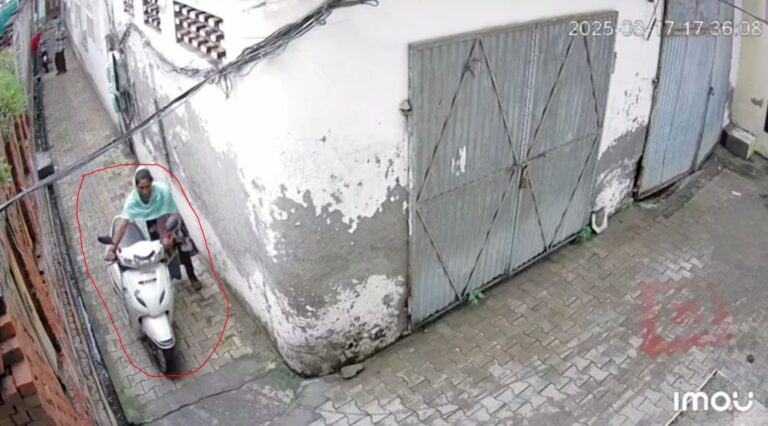 ਸੁਲਤਾਨਪੁਰ ਲੋਧੀ ’ਚ ਮਹਿਲਾ ਚੋਰ ਦਾ ਅਨੋਖਾ ਕਾਰਨਾਮਾ; ਘਰ ਦੇ ਬਾਹਰੋਂ ਐਕਟਿਵਾ ਲੈ ਕੇ ਪੈਦਲ ਹੀ ਹੋਈ ਫਰਾਰ; ਘਟਨਾ ਸੀਸੀਟੀਵੀ ਕੈਮਰੇ ’ਚ ਕੈਦ, ਪੁਲਿਸ ਕਰ ਰਹੀ ਜਾਂਚ