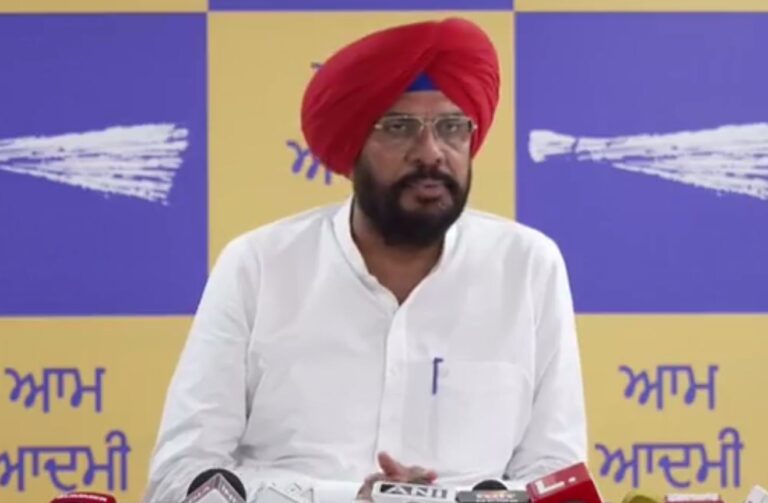 ਕੇਂਦਰ ਸਰਕਾਰ ’ਤੇ ਵਰ੍ਹੇ ਆਪ ਵਿਧਾਇਕ ਕੁਲਦੀਪ ਧਾਲੀਵਾਲ; 10 ਲੱਖ ਪੰਜਾਬੀਆਂ ਦੇ ਰਾਸ਼ਨ ਕਾਰਡ ਕੱਟਣ ਦਾ ਕੀਤਾ ਵਿਰੋਧ; ਬਦਲਾਖੋਰੀ ਤਹਿਤ ਸਰਕਾਰ ਨੂੰ ਕਮਜ਼ੋਰ ਕਰਨ ਦੇ ਲਾਏ ਇਲਜ਼ਾਮ