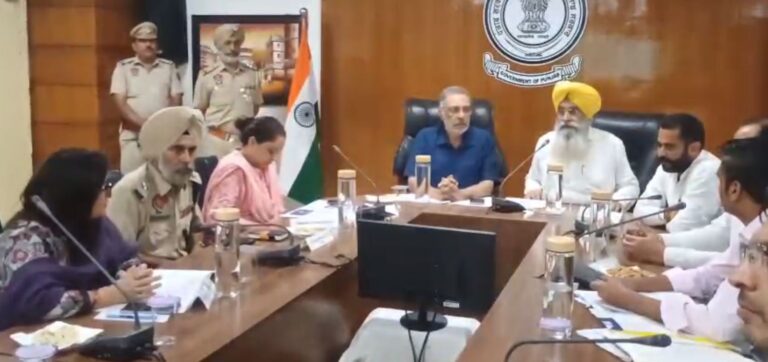 ਫਾਜਿਲਕਾ ’ਚ ਖੇਤੀਬਾੜੀ ਮੰਤਰੀ ਵੱਲੋਂ ਹੜ੍ਹ ਪ੍ਰਬੰਧਾਂ ਦੀ ਸਮੀਖਿਆ ਮੀਟਿੰਗ; ਸਿਹਤ ਮੰਤਰੀ ਵੱਲੋਂ ਸਿਹਤ ਸਹੂਲਤਾਂ ਬਾਰੇ ਸਾਂਝਾ ਕੀਤੀ ਜਾਣਕਾਰੀ; ਖੇਤੀਬਾੜੀ ਮੰਤਰੀ ਖੁੱਡੀਆਂ ਨੇ ਨੁਕਸਾਨ ਦੀ ਭਰਪਾਈ ਦਾ ਕੀਤਾ ਐਲਾਨ