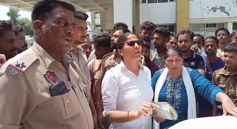 ਜਲਾਲਾਬਾਦ ਦੇ ਸਿਵਲ ਹਸਪਤਾਲ ਦੇ ਬਾਹਰ ਵੱਡਾ ਹੰਗਾਮਾ; ਝਗੜੇ ਦੇ ਮੁਲਜ਼ਮ ਦਾ ਮੈਡੀਕਲ ਕਰਵਾਉਣ ਆਈ ਸੀ ਪੁਲਿਸ; ਮਹਿਲਾ ਚੇਅਰਪਰਸਨ ਨੇ ਪੁਲਿਸ ’ਤੇ ਲਾਏ ਧੱਕੇ ਦੇ ਇਲਜ਼ਾਮ