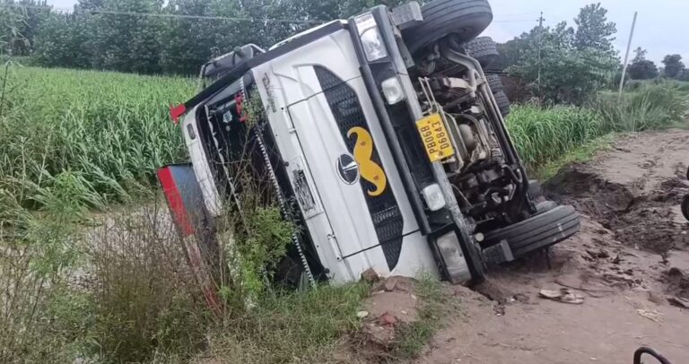 ਗੁਰਦਾਸਪੁਰ ’ਚ ਰਾਵੀ ਦਰਿਆ ਨੇੜੇ ਪਲਟਿਆ ਬਜਰੀ ਦਾ ਭਰਿਆ ਟਿੱਪਰ; ਡਰਾਈਵਰ ਗੰਭੀਰ ਜ਼ਖਮੀ, ਟਿੱਪਰ ਨੂੰ ਪਹੁੰਚਿਆ ਨੁਕਸਾਨ