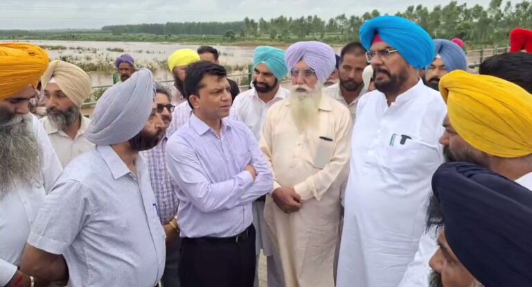 ਅੰਮ੍ਰਿਤਸਰ ਦੇ ਹੜ੍ਹ ਪੀੜਤਾਂ ਨੂੰ ਮਿਲੇ ਸਾਬਕਾ ਮੰਤਰੀ ਧਾਲੀਵਾਲ; ਰਾਵੀ ਦਰਿਆ ’ਚ ਪਾਣੀ ਦਾ ਪੱਧਰ ਵਧਣ ਨੂੰ ਲੈ ਕੇ ਪ੍ਰਗਟਾਈ ਚਿੰਤਾ; ਦਰਿਆਵਾਂ ਤੋਂ ਦੂਰੀ ਬਣਾ ਕੇ ਰੱਖਣ ਦੀ ਕੀਤੀ ਅਪੀਲ