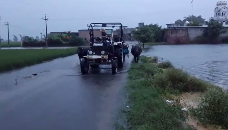 ਫਿਰੋਜ਼ਪੁਰ ਪਿੰਡ ਫੱਤੇਵਾਲਾ ’ਚ ਵੀ ਵਿਗੜੇ ਹਾਲਾਤ; ਗੁਰੂ ਘਰ ਤੋਂ ਸੁਰੱਖਿਅਤ ਜਾਣ ਦੀ ਅਨਾਊਂਸਮੈਂਟ; ਘਰੇਲੂ ਸਾਮਾਨ ਤੇ ਪਸ਼ੂ ਸੁਰੱਖਿਅਤ ਥਾਂ ਲਿਜਾ ਰਹੇ ਲੋਕ