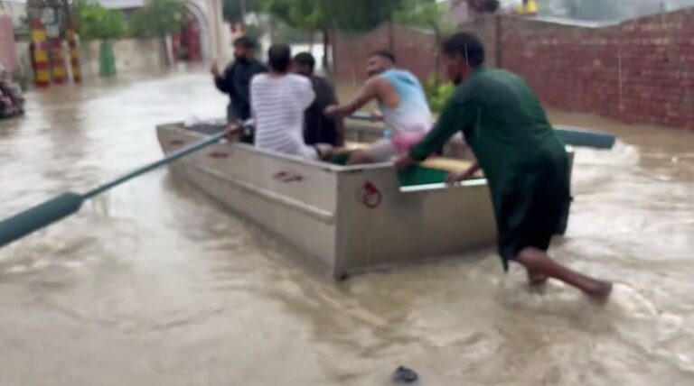 ਮਾਨਸਾ ਦੇ ਕਸਬਾ ਭੀਖੀ ਦੀਆਂ ਗਲੀਆਂ ’ਚ ਚੱਲੀ ਬੇੜੀ; ਨੌਜਵਾਨਾਂ ਨੇ ਪਾਣੀ ’ਚ ਬੇੜੀ ਤਾਰ ਕੇ ਪ੍ਰਗਟਾਇਆ ਵਿਰੋਧ;  ਪਾਣੀ ਦੀ ਨਿਕਾਸੀ ਨੂੰ ਲੈ ਕੇ ਪ੍ਰਸ਼ਾਸਨ ਖਿਲਾਫ ਜਾਹਰ ਕੀਤਾ ਗੁੱਸਾ