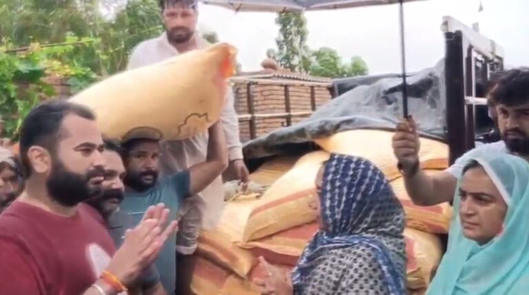 ਫਾਜਿਲਕਾ ’ਚ ਹੜ੍ਹ ਪੀੜਤਾਂ ਦੀ ਮਦਦ ਲਈ ਪਹੁੰਚਿਆ ਪ੍ਰਸ਼ਾਸਨ; ਮੰਤਰੀ ਡਾ. ਬਲਜੀਤ ਕੌਰ ਤੇ ਵਿਧਾਇਕ ਸਵਨਾ ਨੇ ਵੰਡੀ ਰਾਹਤ ਸਮੱਗਰੀ