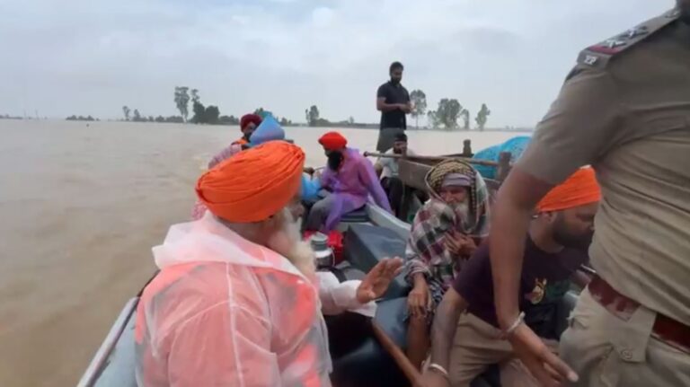 ਕਪੂਰਥਲਾ ਦੇ ਹੜ੍ਹ ਪੀੜਤਾਂ ਦੀ ਮਦਦ ਲਈ ਡਟੇ ਸੰਤ ਸੀਚੇਵਾਲ; ਪਾਣੀ ’ਚੋਂ ਕੱਢ ਕੇ ਸੁਰੱਖਿਆਤ ਥਾਂ ’ਤੇ ਪਹੁੰਚਾਏ 15 ਪਰਿਵਾਰ; ਹੁਣ ਤਕ 300 ਤੋਂ ਵੱਧ ਪਰਿਵਾਰਾਂ ਦਾ ਕੀਤਾ ਜਾ ਚੁੱਕਾ ਰੈਸਕਿਊ