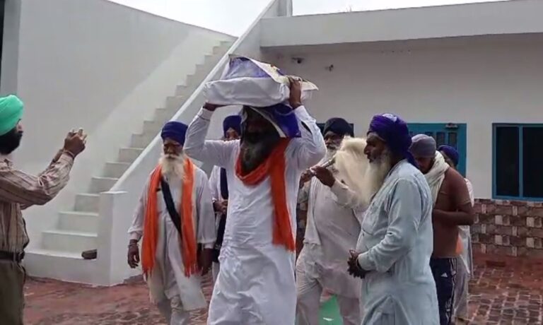 ਤਰਨ ਤਾਰਨ ਦੇ ਪਿੰਡ ਗਦਾਈ ’ਚੋਂ ਸੁਰੱਖਿਅਤ ਥਾਂ ਪਹੁੰਚਾਏ ਪਾਵਨ ਸਰੂਪ; ਐਸਜੀਸੀਪੀ ਆਗੂਆਂ ਨੇ ਮੌਕੇ ’ਤੇ ਪਹੁੰਚ ਕੇ ਨਿਭਾਈ ਸੇਵਾ