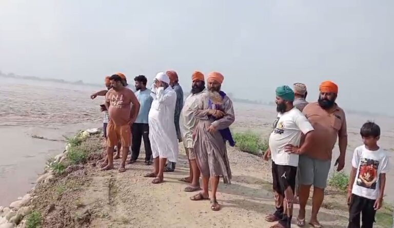 ਤਰਨ ਤਾਰਨ ਦੀ ਗੱਟਾ ਹਰੀਕੇ ਨੋਚ ਨੂੰ ਲੱਗੀ ਢਾਹ; ਹਰੀਕੇ ਵਾਸੀਆਂ ਨੇ ਸੰਗਤਾਂ ਨੂੰ ਮਦਦ ਦੀ ਅਪੀਲ; ਬੰਨ੍ਹ ਨੂੰ ਬੰਨ੍ਹਣ ਦੀਆਂ ਲਗਾਤਾਰ ਹੋ ਰਹੀ ਕੋਸ਼ਿਸ਼