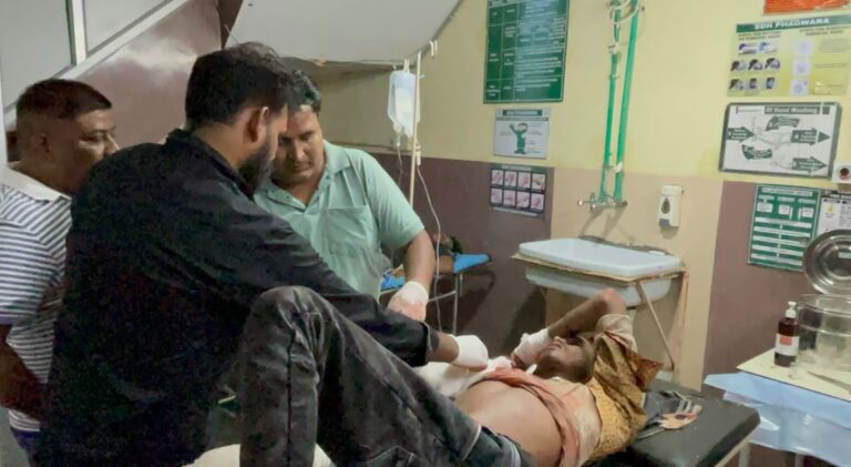 ਫਗਵਾੜਾ ਨੇੜੇ ਟਰੱਕ ਤੇ ਮੋਟਰ ਸਾਇਕਲ ਵਿਚਾਲੇ ਟੱਕਰ; ਦੋ ਨੌਜਵਾਨ ਗੰਭੀਰ ਜ਼ਖਮੀ, ਟਰੱਕ ਮੌਕੇ ਤੋਂ ਫਰਾਰ