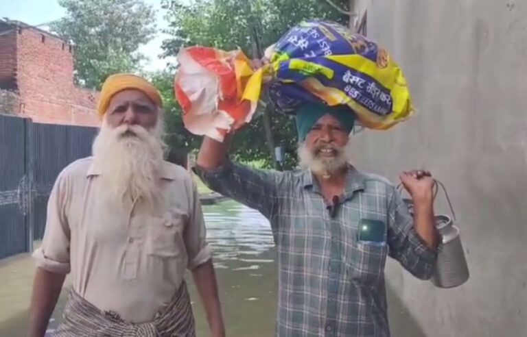 ਗੁਰਦਾਸਪੁਰ ’ਚ ਰਾਵੀ ਦਰਿਆ ਦੇ ਪਾਣੀ ਦੀ ਮਾਰ; ਘਰ ਬਾਹਰ ਛੱਡਣ ਲਈ ਮਜਬੂਰ ਹੋਏ ਲੋਕ
