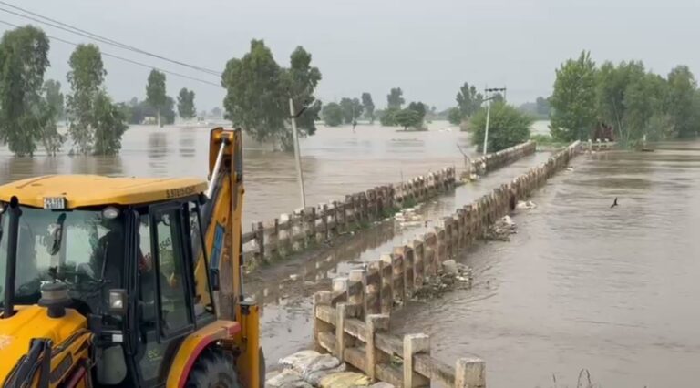 ਫਾਜਿਲਕਾ ਦੇ ਕਾਵਾਂ ਵਾਲੇ ਪੱਤਣ ’ਤੇ ਵਿਗੜੇ ਹਾਲਾਤ; ਪੁੱਲ ਦੇ ਉਤੋਂ ਦੀ ਓਵਰ ਫਲੋਅ ਹੋ ਕੇ ਲੰਘਿਆ ਪਾਣੀ; ਐਨਡੀਆਰਐਫ ਟੀਮਾਂ ਲਗਾਤਾਰ ਕਰ ਰਹੀਆਂ ਆਪਰੇਸ਼ਨ